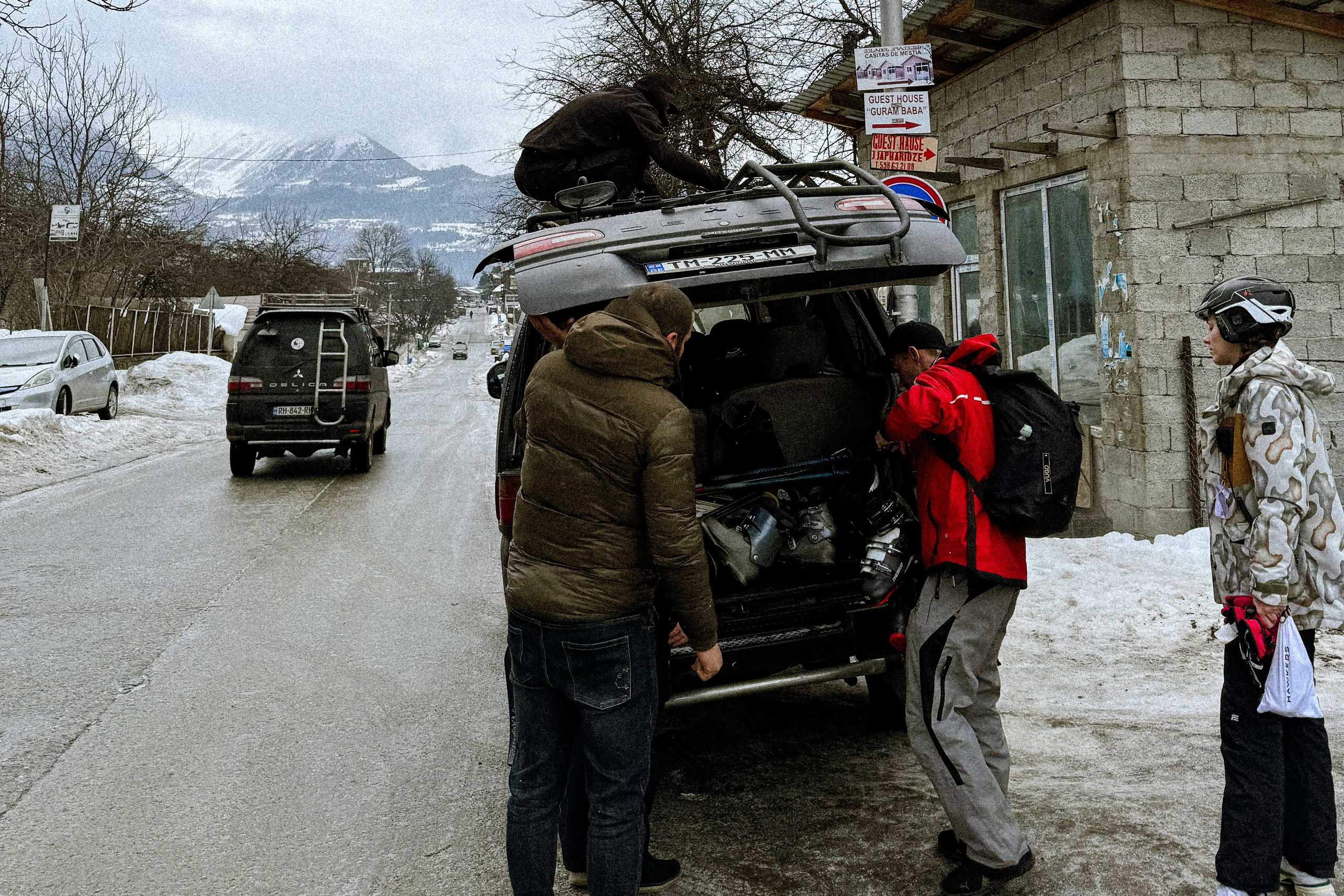 Ar bērniem uz Gruziju snowot un slēpot. Video filmēšana un veidošana ar telefonu, filmēšanas kursi